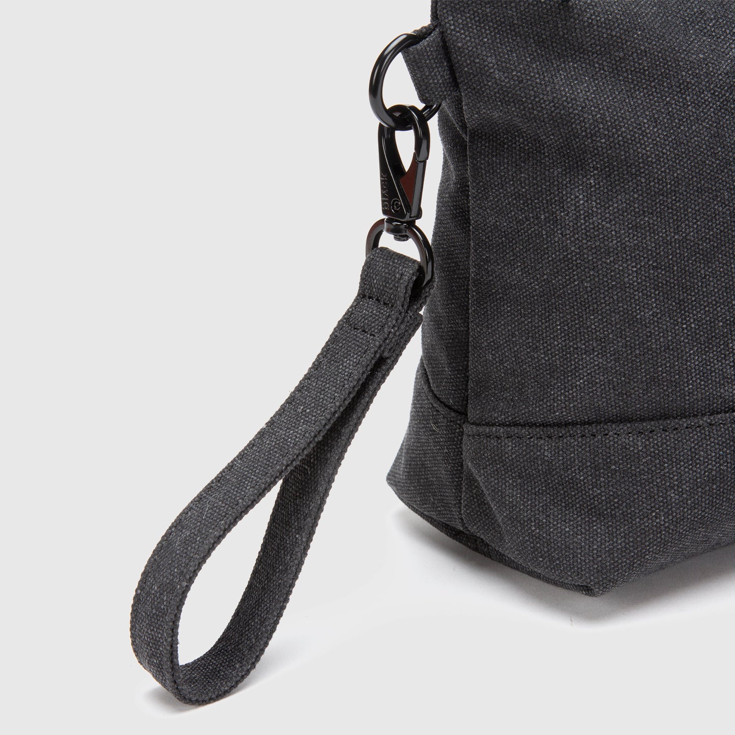 NECESER CANVAS BLACK